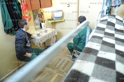 Wiezniowie osadzeni w Zakladzie Karnym w Sztumie ogladaja...