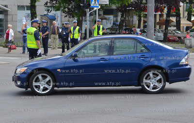 Gdynia, ul. Swietojanska. Policjanci promuja ogolnopolskie...