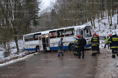W Szymbarku autobus liniowy z 23 pasażerami wpadł...