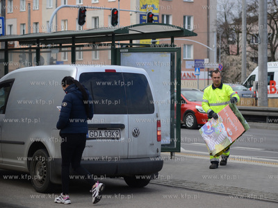 Gdynia Grabowek. Nz. Wymiana reklamy w gablocie na...