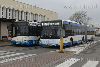 Dwa autobusy: linii 141 oraz pospiesznej "eRki" wyjechaly...