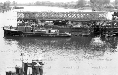 Transport przesla mostu tymczasowego, ktory zostal...