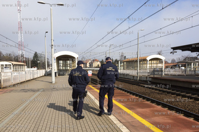 Fukcjonariusze Straży Ochrony Kolei patrolują peron...