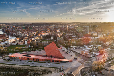 Gdansk, Muzeum II Wojny Swiatowej, w tle stare miasto,...
