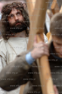 Wielki Piatek. Droga Krzyzowa na ulicach  Gdanska....