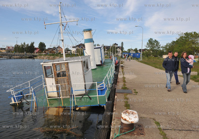 Port w Jastani. Nz. zatopiony statek - hotelowiec....