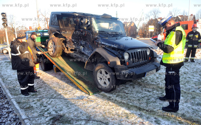 Gdansk. Brama Oliwska. Jeep Wrangler wymusil pierwszenstwo...