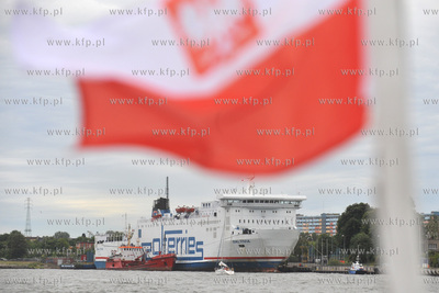 Prom samochodowo - pasazerski Baltivia plywajaca pod...