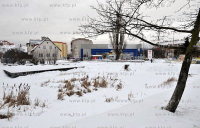 Gdansk - Suchanino. Zamarzniety stawek i sklep Carrefour...