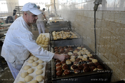 Produkcja paczkow w piekarni Marka Szydlowskiego na...