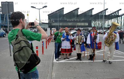 Gdansk, Rebiechowo. Kibice z Irlandii przylatuja do...