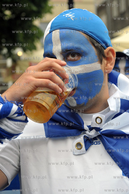 Dlugi Targ w Gdansku. Greccy kibice na ulicach Glownego...