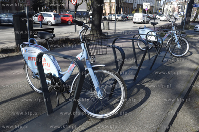 Sopot. Rowery metropolitalne MEVO zaparkowane przed...