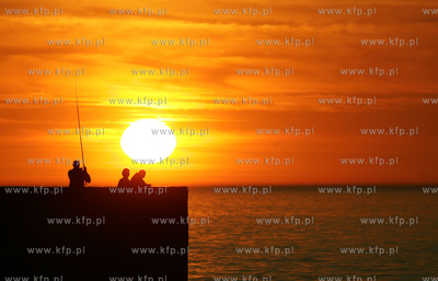 Zachod slonca w Ustce. 13.06.2006 fot. Krzysztof Mystkowski...