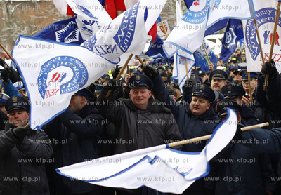 Gdansk. Pikieta przed Urzedem Wojewodzkim sluzb mundurowych...