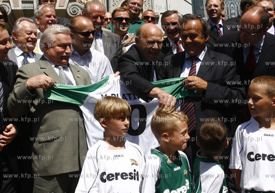 Gdansk. Michel Platini spaceruje po ulicach starowki...