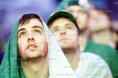 Gdansk. Mistrzostwa europy w pilce noznej. Kibice ogladaja...