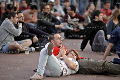 Gdansk. Mistrzostwa Europy w Pilce Noznej. Kibice ogladaja...