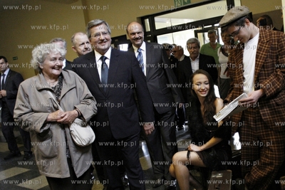 Gdynia. Prezydent RP Bronislaw Komorowski z mama odwiedzil...
