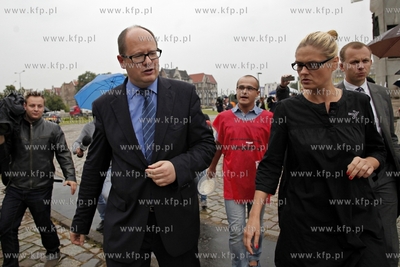 Gdansk. Zlozenie kwiatow pod pomnikiem Poleglych Stoczniowcow...