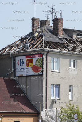 Remont dachu w kamienicy przy ul.Legionow w Gdansku.
27.06.2013
fot....