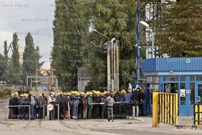 Strajk w Stoczni Gdanskiej. Stoczniowcy zadaja wyplacenia...