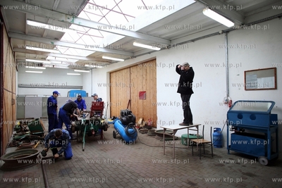 Uczniowie Zespolu Szkol Rolniczych w Rusocinie remontuja...