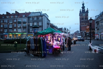 Gdansk. Stoiskoz lampkami swiatecznymi przy skrzyzowaniu...