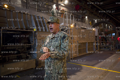 Amerykański okręt desantowy San Antonio dowodzący...