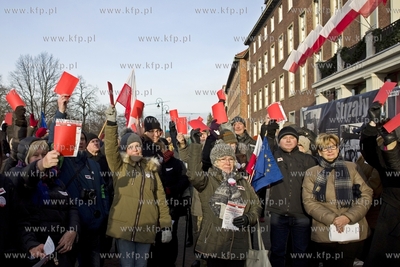 Demonstracja KOD pod Urzędem Wojewódzkim w Gdańsku.
13.12.2016
fot....