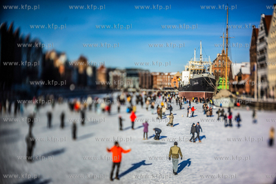 Tłumy spacerowiczów na zamarzniętej Motławie w...