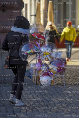 Gdańsk, okolice Zielonej Bramy. Kobieta sprzedająca...