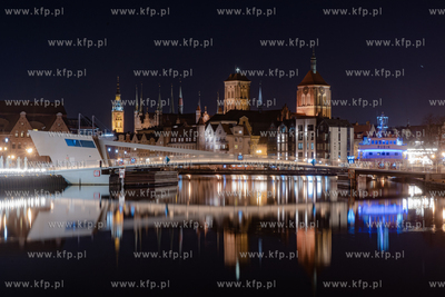 Gdańsk nocą. Kładka nad Motławą na Ołowiankę,...