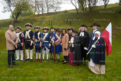 Góra Gradowa. Flagi dla mieszkańców i turystów...