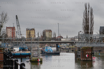 Gdańsk. Trwa przebudowa Mostu Stągiewnego. Nz. Kładka...