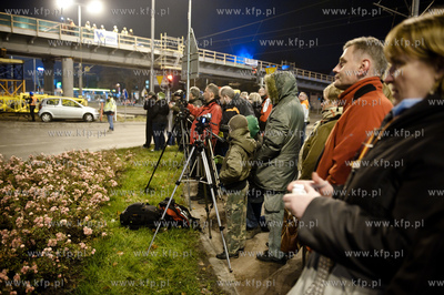 Gdansk - Wrzeszcz. Montaz kolejnych elementow estakady...