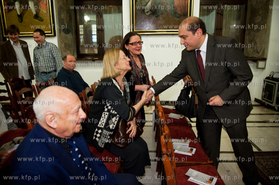 Gdansk. Ratusz Glownego Miasta. Debata pt Wojna ze...