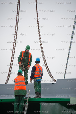 Montaz wazacych 135 ton dwoch sekcji przesla zwodzonego...