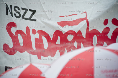 Gdansk. Manifestacja przed Urzedem Marszalkowskim zorganizowana...