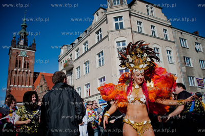 Gdansk. Ulica Rajska. Parada z udzialem bebniarzy,...
