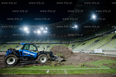 Gdansk. Stadion PGE Arena. Wymiana murawy przed meczem...