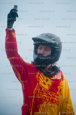 Sopot. Skok norwega Stiana Pedersena na skuterze snieznym...