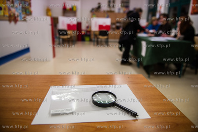 Gdansk. Jasien. Gimnazjum nr 48. Obwodowa komisja wyborcza...