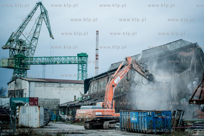 Gdansk. Tereny bylej Stoczni Gdansk. Wyburzenie hali...