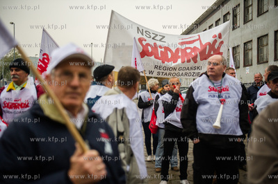 Gdynia. Pikieta zwiazkowcow NSZZ Solidarnosc przed...