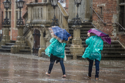Gdańsk. Długi Targ. Intensywne opady deszczu i silne...