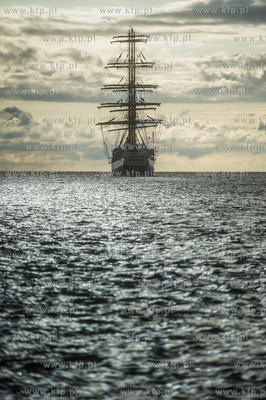 Zatoka Gdańsk. Wspólne ćwiczenia stawiania żagli...