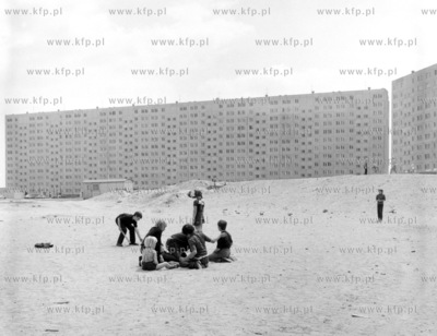 Dzieci na ul. Pilotow nowego osiedla Gdansk Zaspa....