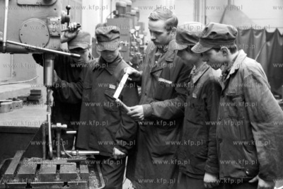 Nauczyciel zawodu Zbigniew Komkowski rozmawia z uczniami...