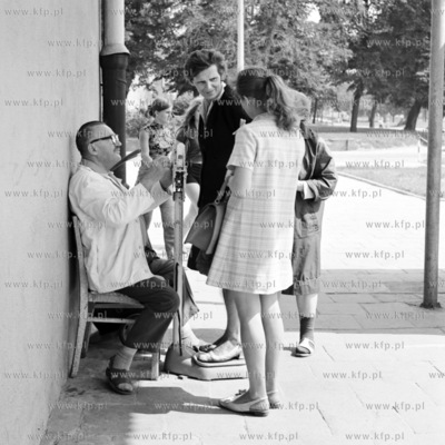 Kolejka do ulicznej wagi.
08.1971
0003085z_sierpien1971
Fot....